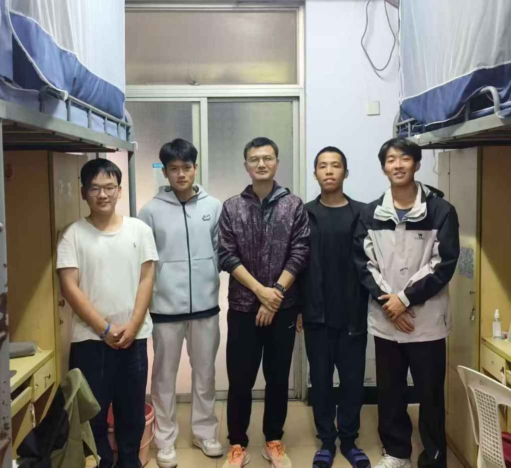 图为班主任和同学合影 基础医学院 供图.jpg 图为班主任和同学合影 基础医学院 供图.jpg